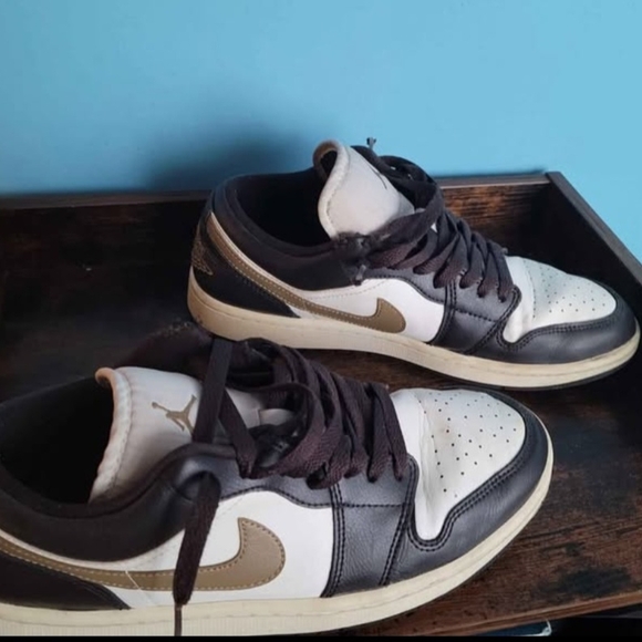 Nike Men's Black and Cream Sneakers - Picture 1 of 1